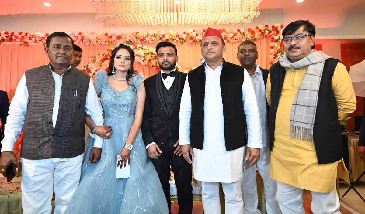 yadavakhilesh's tweet photo. शादी समारोह। https://t.co/zsP9CGd1A5