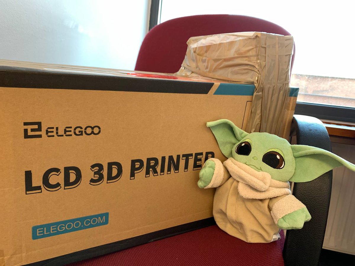 oteaucm's tweet image. &quot;Deja de tocarlo todo, chico... esto es para #SiliconWars&quot;

¡Impresora 3D de resina gracias a @Elegoo_Official!

&quot;Éste es el camino (del #hardware)&quot;

👉 ucm.es/oficina-de-sof… (¡últimas plazas!)

#SemanaInformaticaUCM