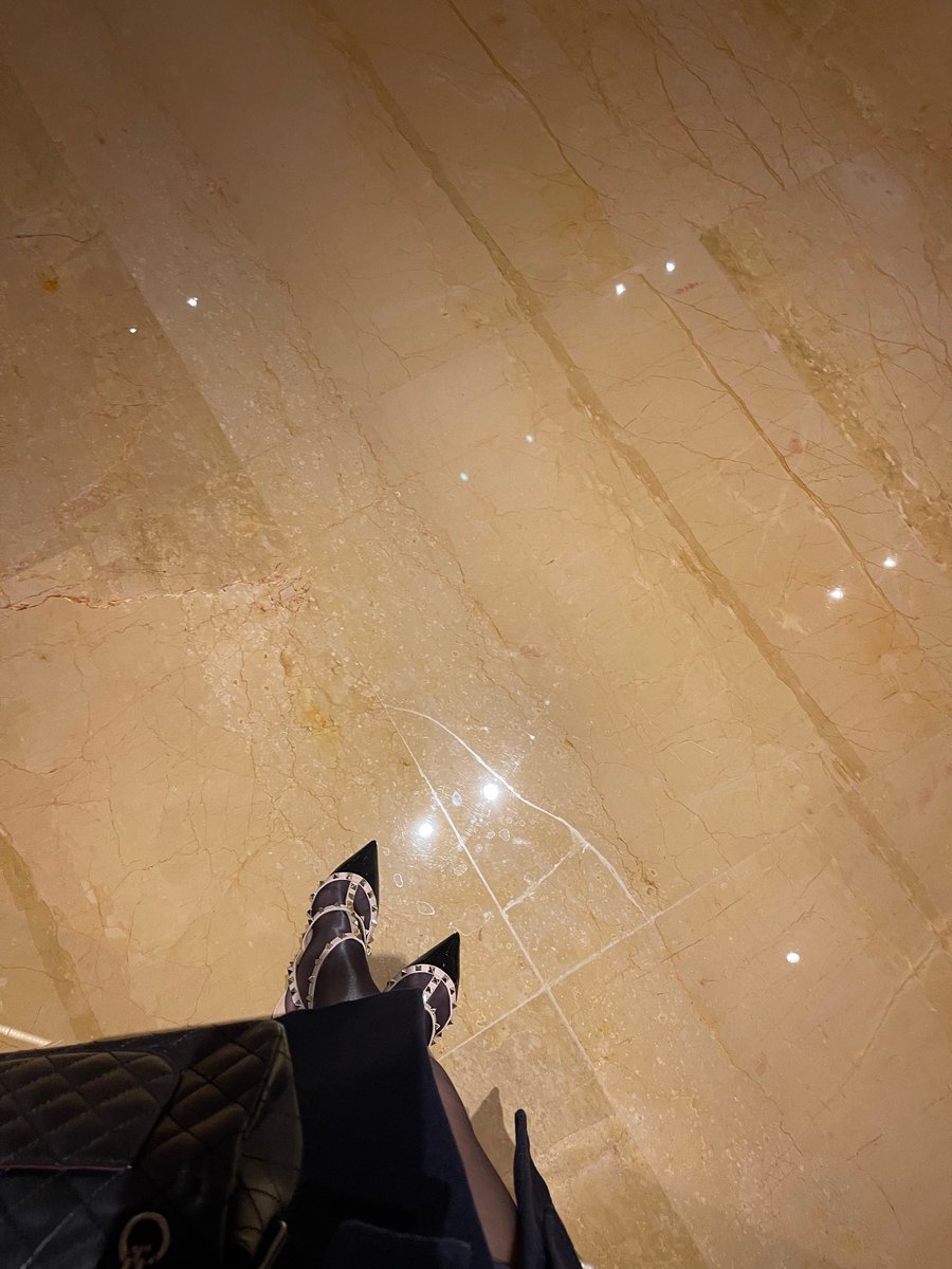 今天穿高跟鞋去上班 卷死你们
#伦敦 #高跟 #黑丝 #英国 #母狗m #情侣调教 #调教 #丝袜人妻 #曝光