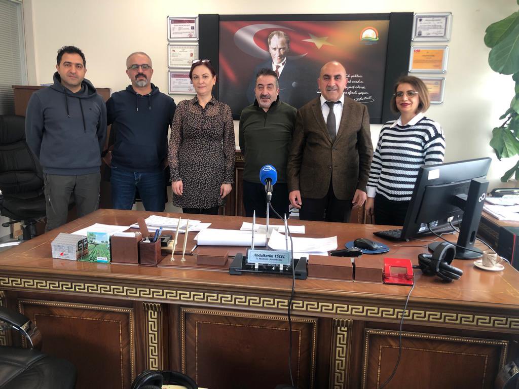 TRT Erzurum Radyosu bugün İl Müdürlüğümüzü ziyaret etti.
İlimizde Büyükşehir Belediyesi ile ortak yapılan projeler ile Bakanlık projeleri hakkında İl Müdür V. Sn.Abdulkerim YÜCEL ile bir röportaj gerçekleştirdi.
<a href="/VahitKirisci/">Prof.Dr.Vahit Kirişci</a> <a href="/tcvanvaliligi/">T.C. Van Valiliği 🇹🇷</a> <a href="/TRTErzurum/">TRT Erzurum Radyosu</a> <a href="/igorentas/">İbrahim Görentaş</a> <a href="/AbdulkerimYuce3/">Abdulkerim Yucel</a>