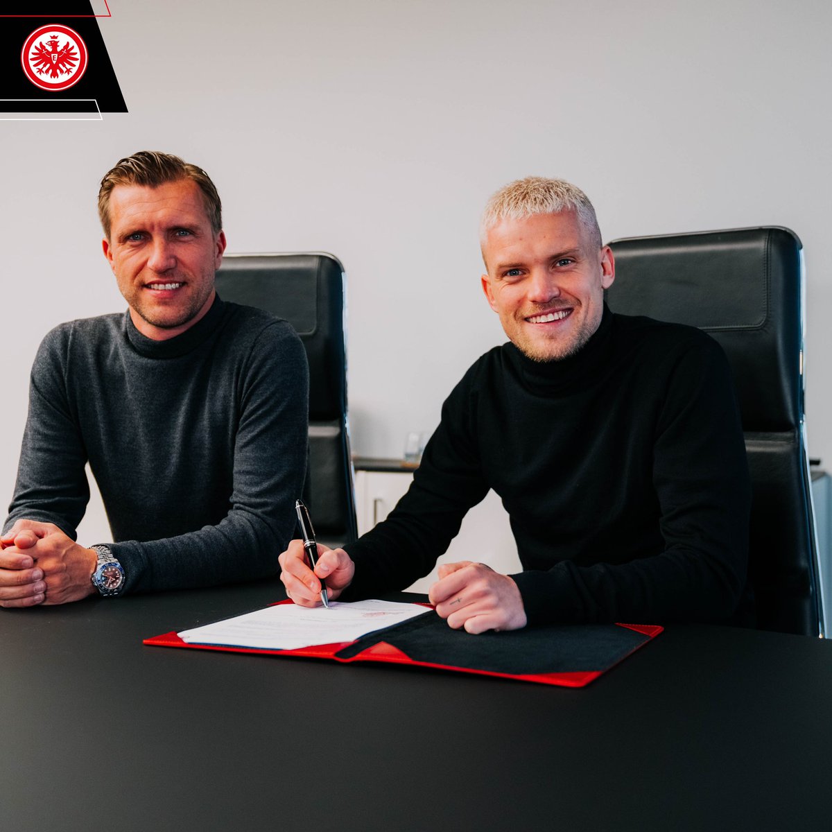 Eintracht's tweet photo. Unterschriftsbild darf natürlich nicht fehlen 😁✍️
#SGE https://t.co/Dar8GrU4Ii