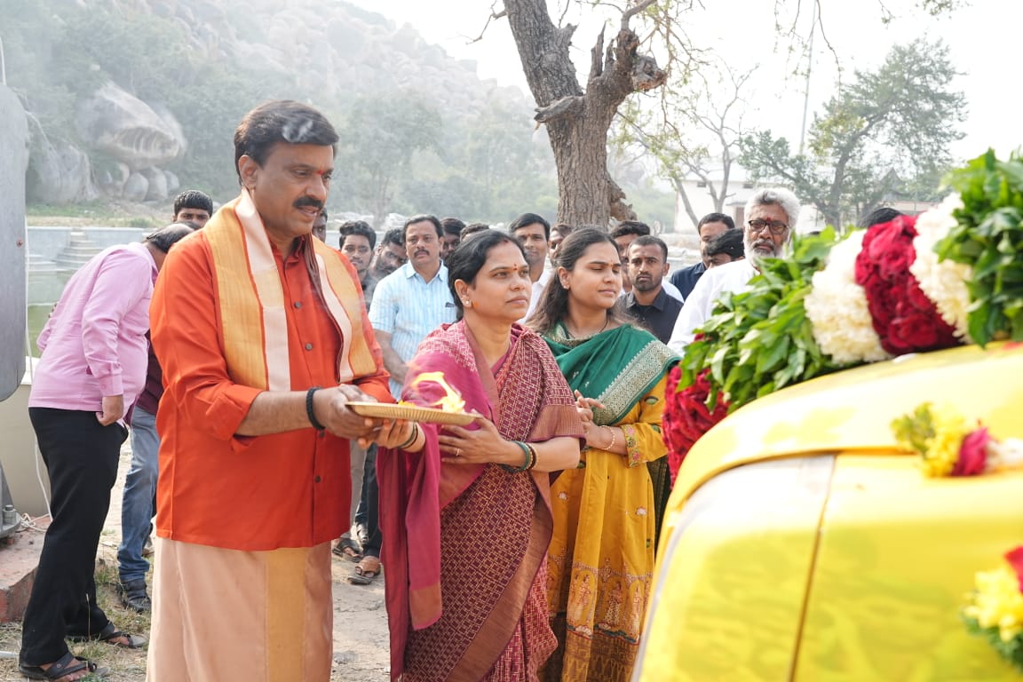 AmitSUpadhye's tweet image. Former #Karnataka minister @GaliJanardhanar who had recently launched new political party #KRPP has announced that his wife #Lakshmiaruna will contest from #Ballari city @NewIndianXpress @XpressBengaluru @KannadaPrabha @Cloudnirad @ramupatil_TNIE @KiranTNIE1 @NammaKalyana