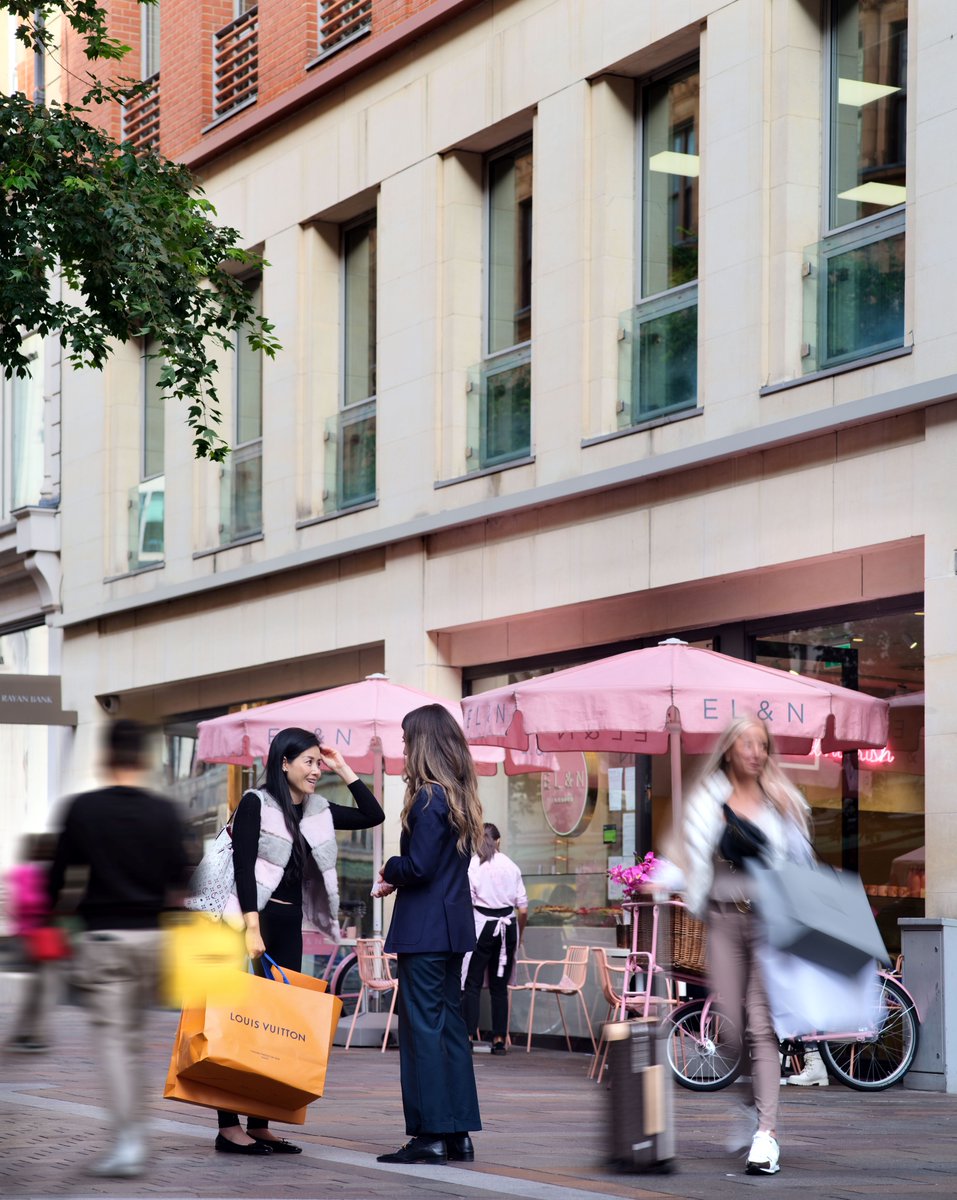 Hans Crescent makes a vibrant spot to catch up with friends after a productive day’s shopping.