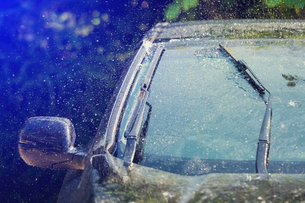 PartautoFR's tweet photo. Balais #essuie-glaces abimés par l’hiver ? #Partauto vous explique tout ce qu’il faut savoir avant de les remplacer 

https://t.co/EHHE78k54N https://t.co/FlmFukk0yT