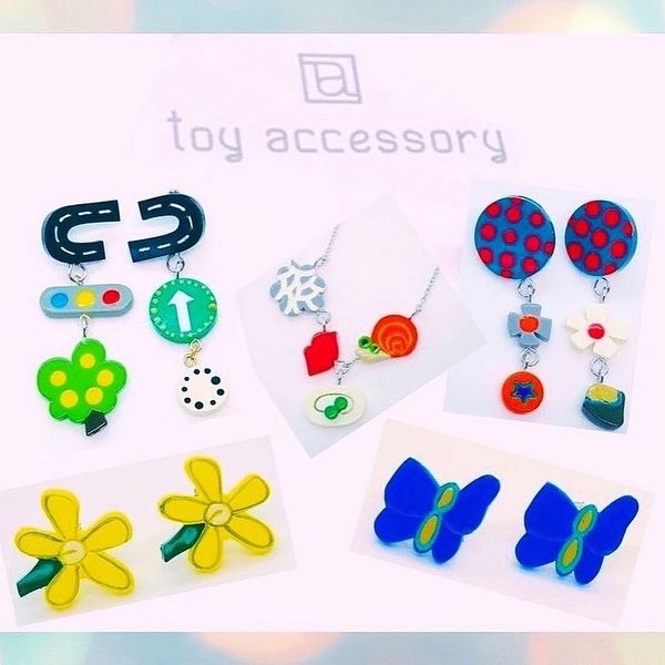 jamechakana's tweet photo. カラフルでポップでキッチュでシックなアクセサリー
toy accessory
2/2から2月いっぱい
ポップアップショップ開催
お楽しみに💕
ディスプレイ完了‼️
どれも可愛くてテンション上がる💕
#ポップアップショップ #toyaccessory #トイアクセサリー #キッチュなアクセサリー #プラスチックジュエリー https://t.co/wQ50yOZGtD