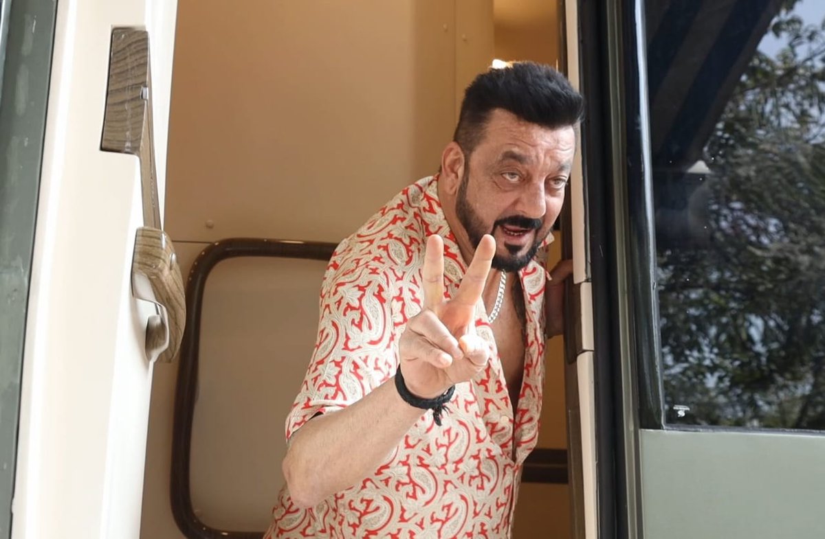 MangoKannadaOff's tweet photo. ಚಂದನವನದ ಬಹುನಿರೀಕ್ಷಿತ "KD" ಚಿತ್ರದ ಚಿತ್ರೀಕರಣದಲ್ಲಿ ಪಾಲ್ಗೊಂಡ ಬಾಲಿವುಡ್ ನಟ ಸಂಜಯ್ ದತ್ 💥

#KD #ShootingInProgress
#Prem #DhruvaSarja #ArjunJanya #Ravichandran
#KDTheDevil #SanjayDutt #Bollywood #Sandalwood #Kannada #KannadaFilmNagar https://t.co/dN55pASq4a