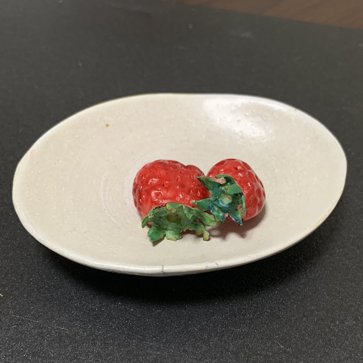 いちごにヘタを付けてみました🍓ショボい感じにしたかった(←)ので所々枯れた色にしました♪
いい感じにできたのでタネを描く前に載せちゃいました🥰