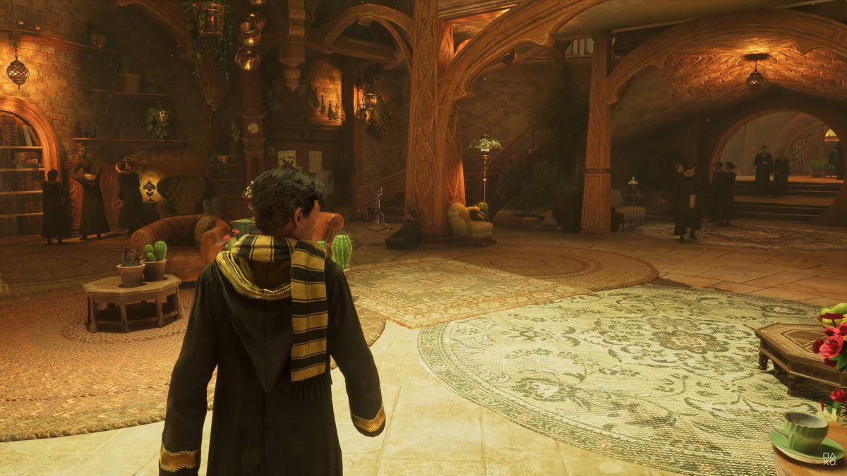 JVCom's tweet photo. Ceci est un tweet de soutien à tous ceux qui rejoindront Poufsouffle dans Hogwarts Legacy.

La Maison des sorciers loyaux et sincères est trop souvent moquée. À tort.

En plus, la salle commune est à côté des cuisines.

Gloire à Poufsouffle. https://t.co/CJaUnPeuJ7