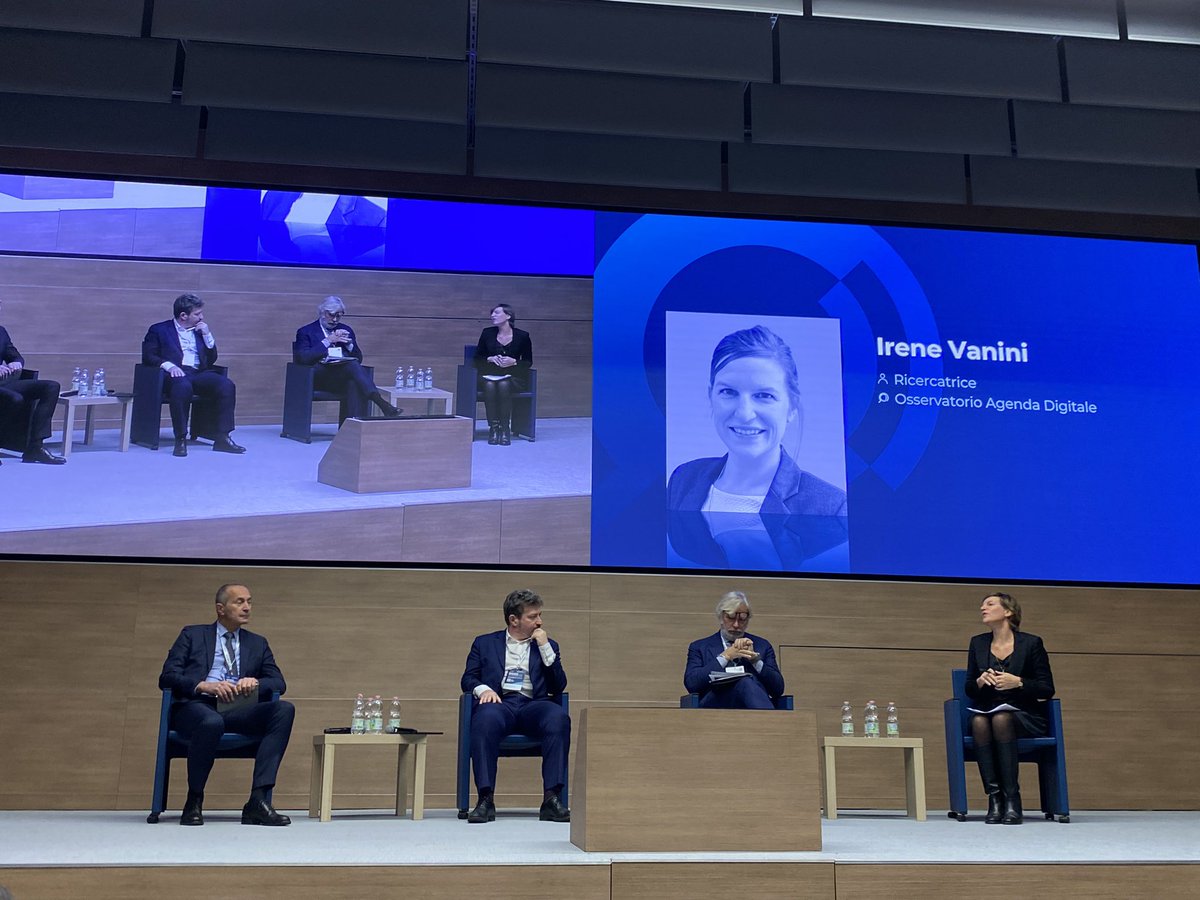 Osserv_Digital's tweet photo. Irene Vanini, Ricercatrice dell’Osservatorio #AgendaDigitale, apre la tavola rotonda. Discutiamo i risultati insieme a Claudio Pellegrini, @TIM_Enterprise, Domenico Picciano, @NTTDATA_IT, Dario Loparco, @JuniperNetworks #OAD23 https://t.co/9YU7HsJf5v