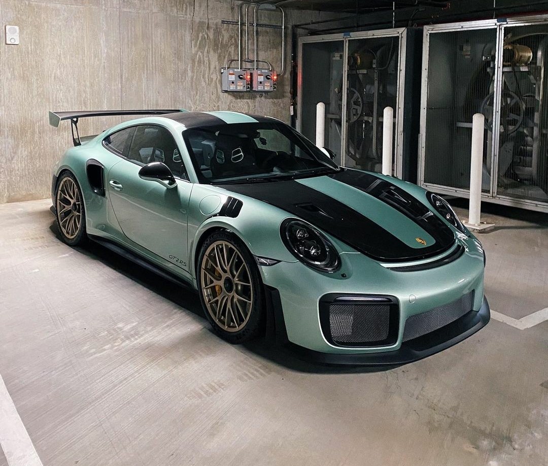 PorscheCIub's tweet photo. Paint-to-Sample Ice Green Metallic 991 GT2 RS https://t.co/vCOmpfnc5l