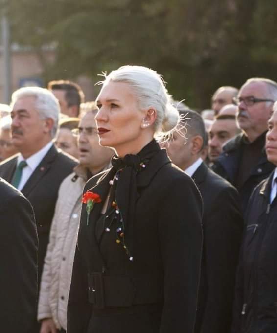 Melek Mızrak Subaşı: "1988 doğumluyum. 89'da ailemle Bulgaristan'dan göç ettik. Önce Kars'a gittik. Benim toprak alerjim olduğu ortaya çıktı. Dayımların da Bilecik'te olduğunu öğrendik. Böylece Bilecik'e yerleştik. Liseye kadar Bilecik'te okudum. Üniversite için Sofya'ya gittim"