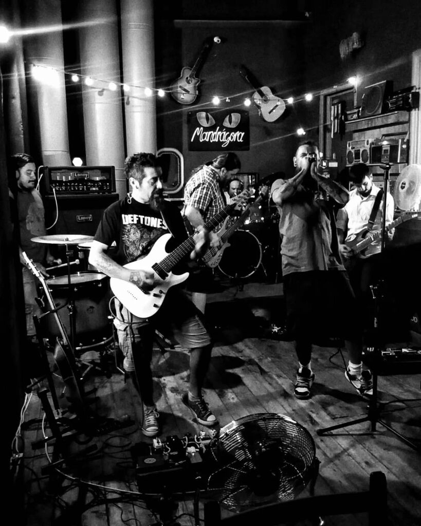 Ensayo abierto un lunes de enero en @mandragoracasa, entre una cosa y otra metimos casi 4 horitas de ensayo, tranqui...
Gracias como siempre a todos y todas los que se arrimaron! 
El 2023 se viene con todo!!!
Salu!!! instagr.am/p/CoFRw-suzmJ/