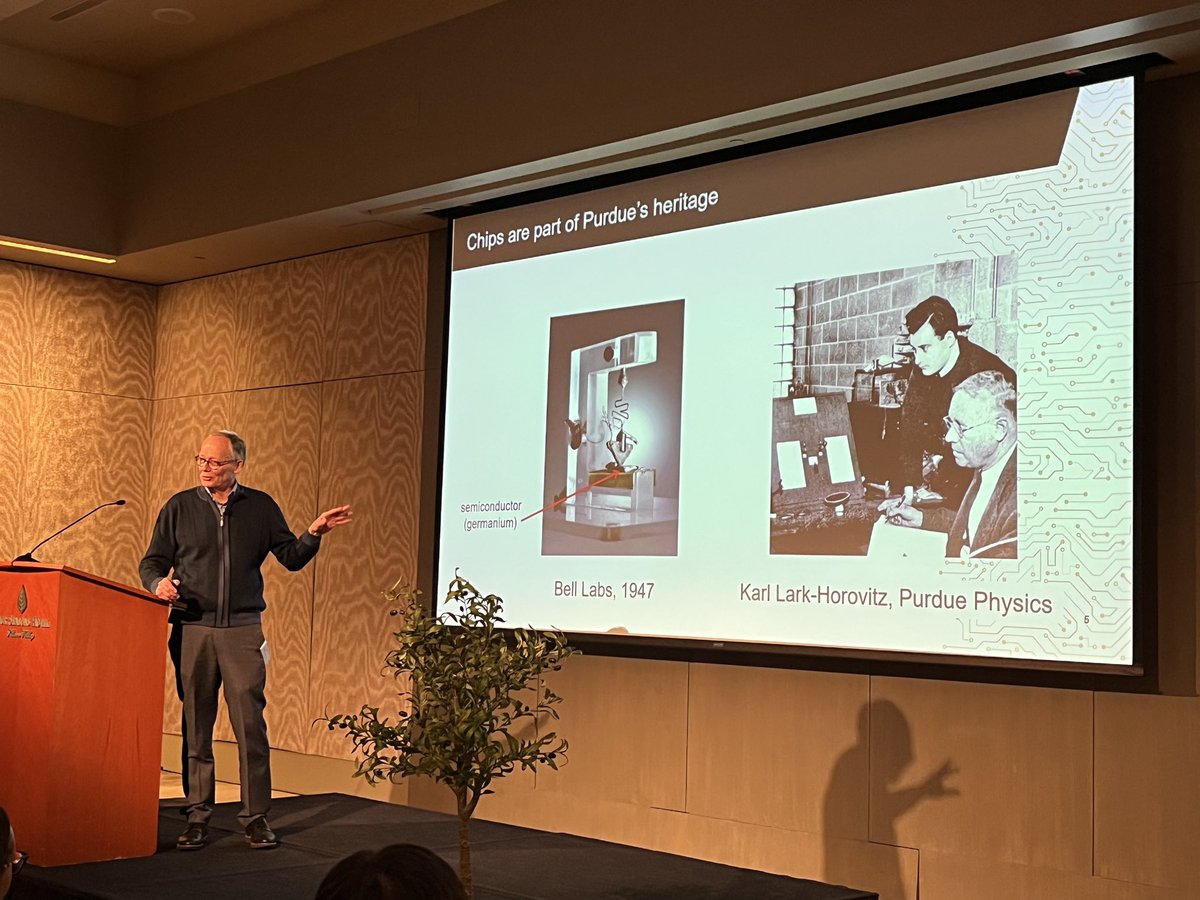 PurduePresident's tweet image. Boilermakers in Silicon Valley: Honored to meet with SVBIG (Silicon Valley Boilermaker Innovation Group) &amp;amp; 200+ #Purdue alumni &amp;amp; guests last night. Great presentation by @PurdueEngineers Interim Dean Mark Lundstrom on “Chips@Purdue, Silicon in the Heartland.”