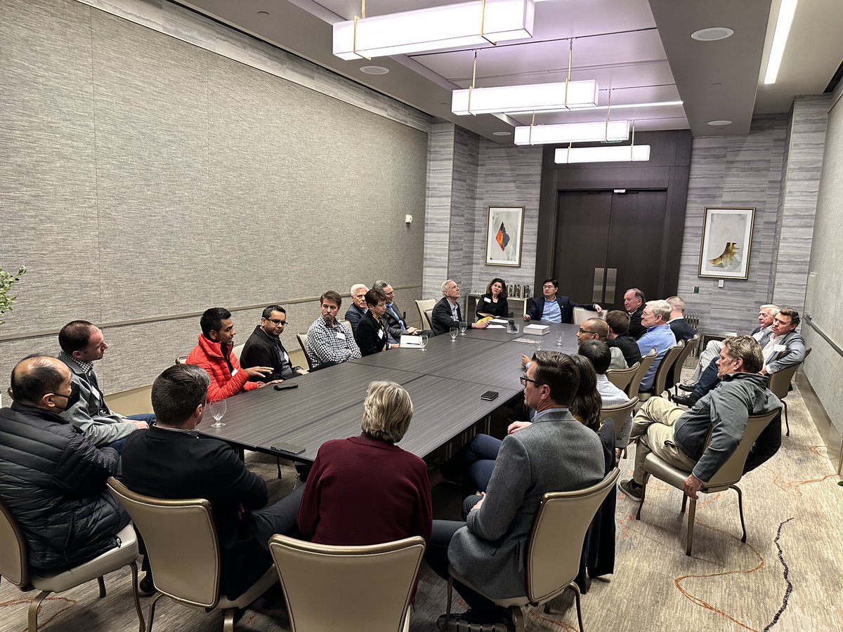 PurduePresident's tweet image. Boilermakers in Silicon Valley: Honored to meet with SVBIG (Silicon Valley Boilermaker Innovation Group) &amp;amp; 200+ #Purdue alumni &amp;amp; guests last night. Great presentation by @PurdueEngineers Interim Dean Mark Lundstrom on “Chips@Purdue, Silicon in the Heartland.”