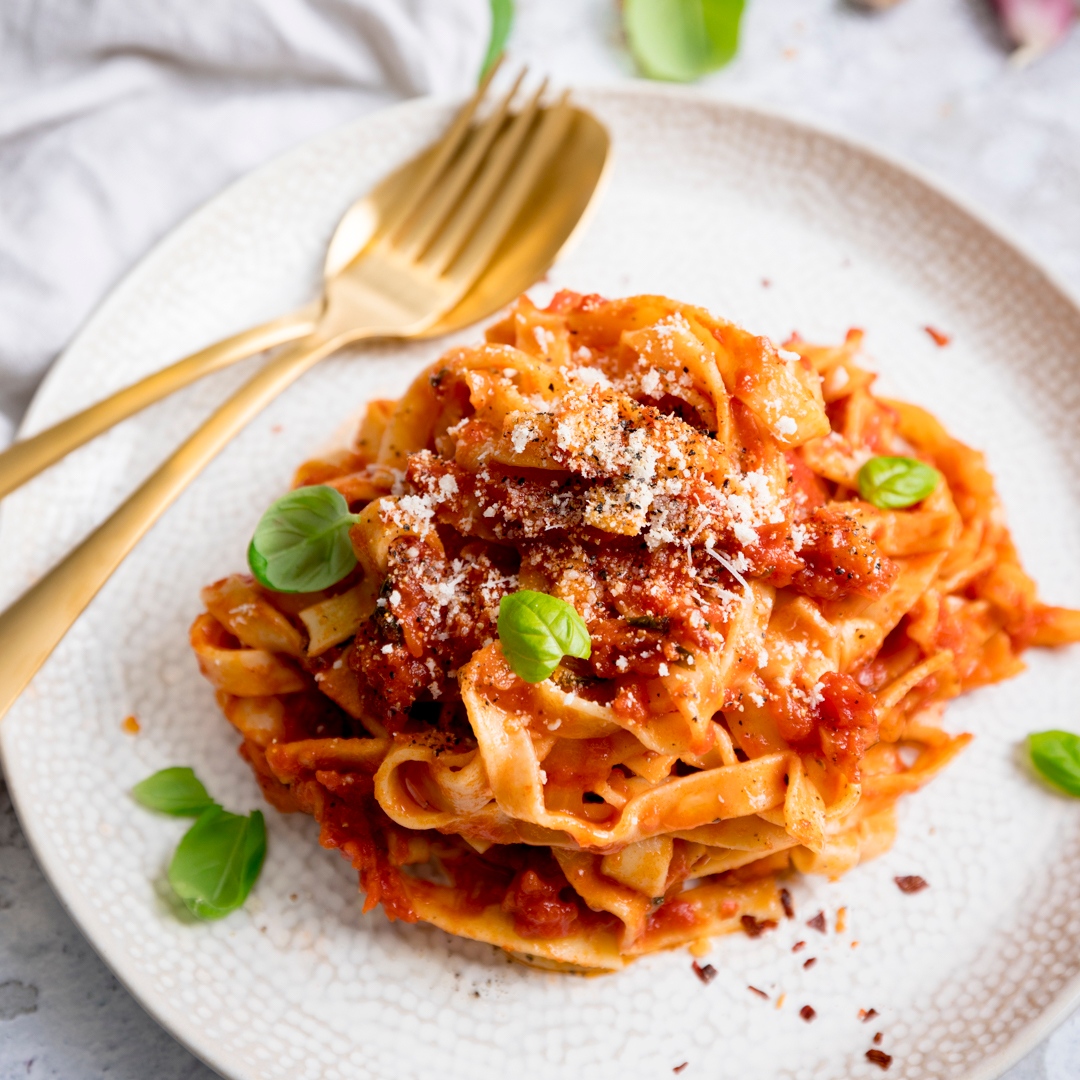 Everyone needs a rich, delicious & simple #pastasauce recipe in their back pocket. I believe #Arrabbiata is that sauce.
A few simple ingredients a ,bit of simmering time & you have a flavourful, versatile sauce with a beautiful spicy kick.
kitchensanctuary.com/spicy-arrabbia…
#spicysauce