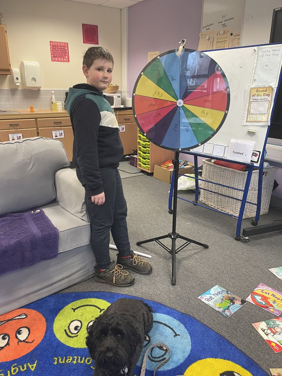 MissFlorenceCV's tweet photo. Today we did a reading challenge with the spinning wheel and Ozzy enjoyed more stories! https://t.co/XhK4Kyz9zv