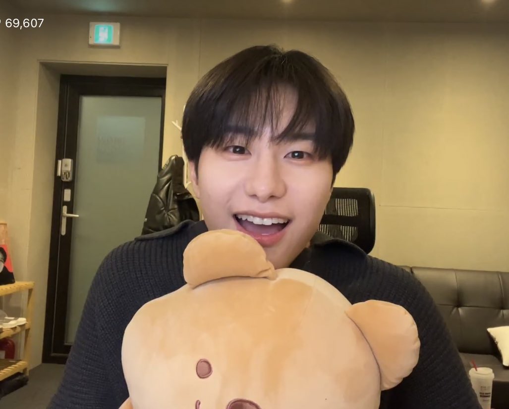 근데 오늘 진짜 귀여웠음... 너는 어쩜 그런 얼굴로