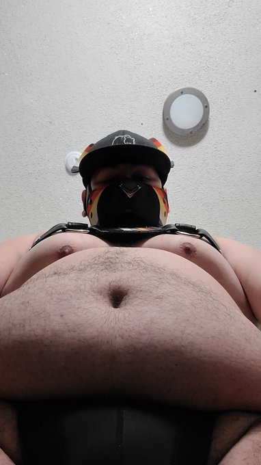 Happy #TummyTuesday.  Hope you enjoy the view from down there. 
#chubby #chubs #gay #hairy #naked #adult