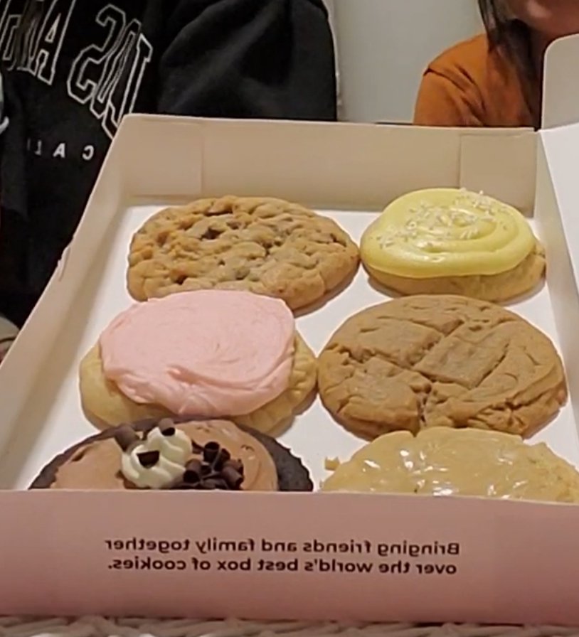 BrigoliMililani's tweet photo. Our third order of @CrumblCookies in 3 weeks! What about it!? 😭😍🤌🏽 #differenteveryweek #sogood #finallyonehere #sostoked #lovethesecookies #crumblecookies https://t.co/AfL8dMxi5L