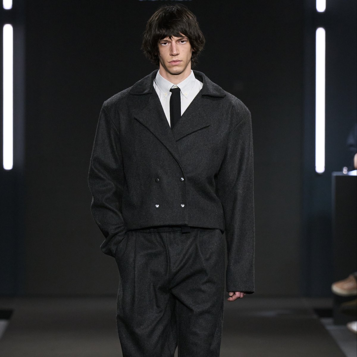 La collezione AI 23/34 di Casa Preti prende forma dalla stessa essenza del brand. Il designer ha ripercorso le linee ispirate alle donne della sua vita, realizzando così abiti che non sono solo luoghi da abitare, ma cornici che portano il carattere e il nome di una persona.#RFW23