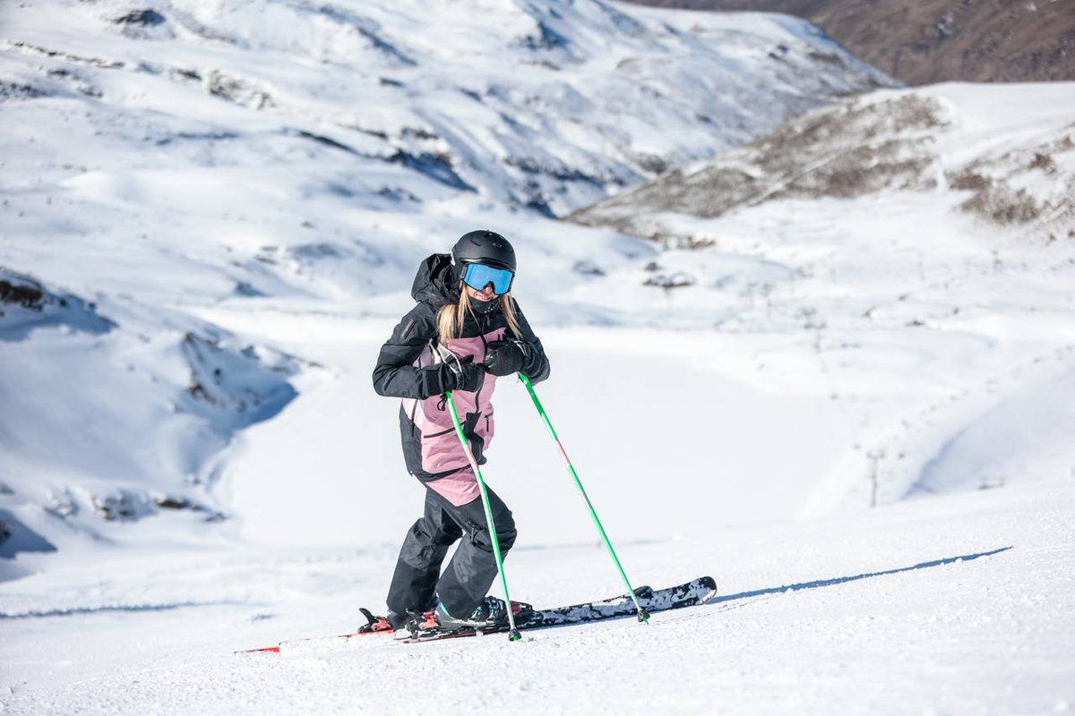 ▶️ Zona Laguna, abierta (sin restricciones horarias). SOLO EXPERTOS.
⚠️ Peligro de hielo fuera de pistas balizadas
📷 31/01/31
.
#lagunadelasyeguas #vivesierranevada #paradise #picsoftheday #mountains #landscapes #sierranevadaspain