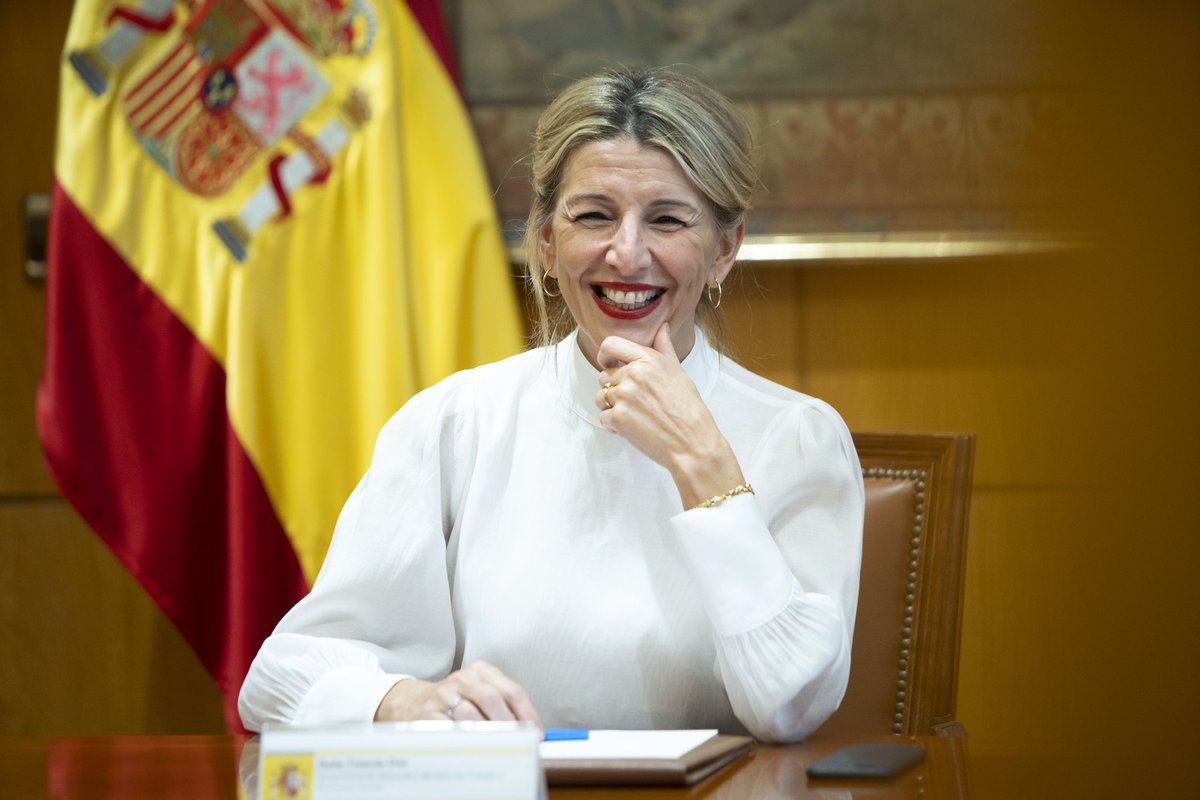 Yolanda_Diaz_'s tweet photo. ❗️ Un día muy importante para las trabajadoras y trabajadores de nuestro país: subiremos el salario mínimo a 1.080€, un 8%, en 2023. 

Gracias al acuerdo con sindicatos hacemos efectivo uno de los grandes compromisos de la legislatura: alcanzar al menos el 60% del salario medio. https://t.co/67Midi4Yqi