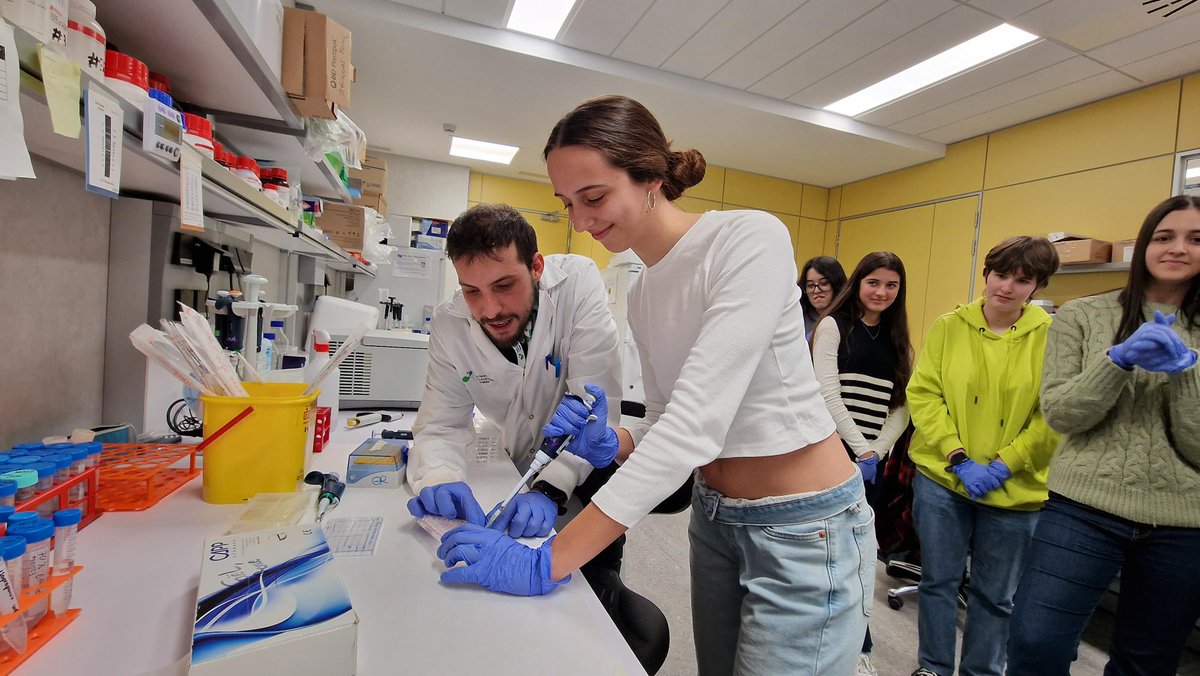 CarrerasIJC's tweet image. Fomentem la ciència entre els futurs investigadors! 😍🔬

Avui a l&apos;#InstiCIÈNCIA ens han visitat els alumnes de 1r de Batxillerat de l&apos;Institut XXV Olimpíada de Barcelona acompanyats pel @marmencu8, la @miranda_f_s (@roue_s lab) i l&apos;@adriamitjavila (@tvavouri lab).