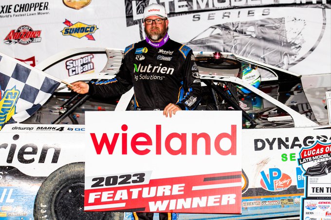 Superman is back in victory lane!

#JonathanDavenport #AshtonWinger #DennisErbJr #Superman #LucasOil #LateModel #Dirt #Winner #Racing #Florida #Ocala #LucasOilLateModelDirtSeries #BubbaRacewayPark #WinterNationals

@TheFast49 @NutrienAgRetail @lucasdirt 

racingpromedia.com/post/jonathan-…