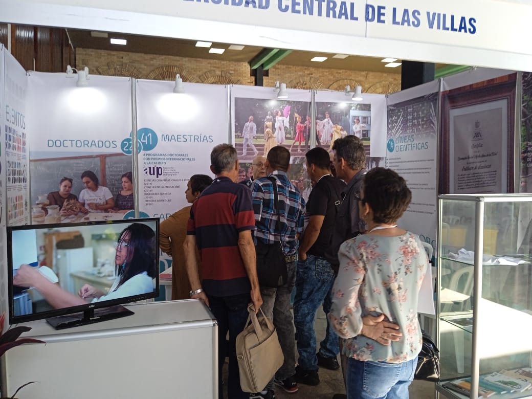 En la segunda jornada de #Pedagogía23, en el stand de la #UCLVnuestra, no se detiene el intercambio con los educadores de diferentes países y de #Cuba