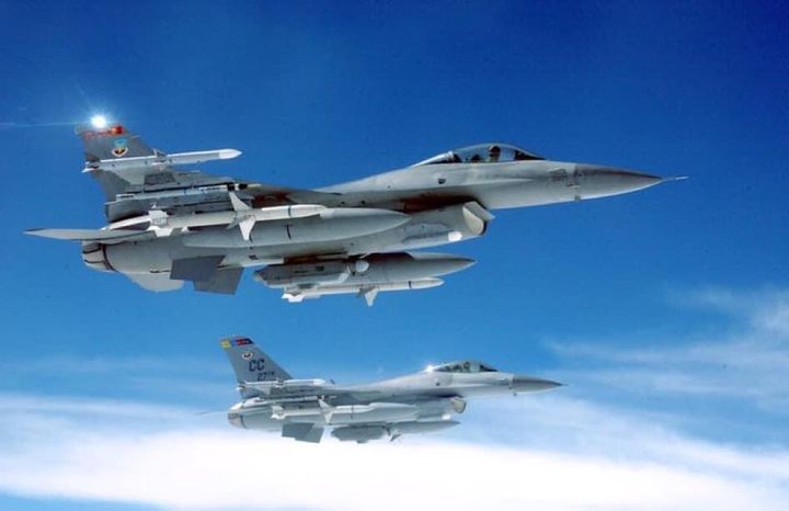KieuTho_99's tweet photo. CÂU HỎI NGHIÊM TÚC:
F-16 có thể làm gì cho Ukraine mà máy bay chiến đấu hiện tại của họ không làm được❓ Hay đơn giản chỉ là vấn đề bù lỗ những thiệt hại?❓
👁️👉🏾https://t.co/HoNV2kHAKa
☝🏽
#UkraineWar #UkraineRussiaWar #stopPutin #Bakhmut #Kherson #Soleda https://t.co/bqerb1yN2Q