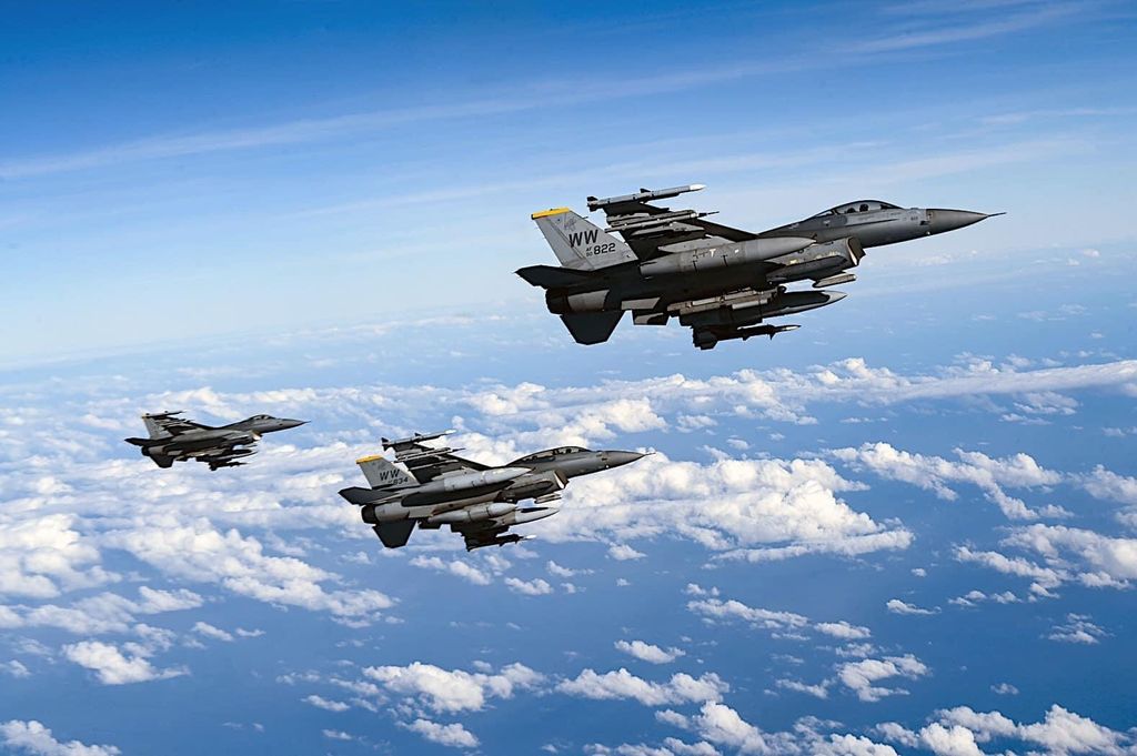 KieuTho_99's tweet photo. CÂU HỎI NGHIÊM TÚC:
F-16 có thể làm gì cho Ukraine mà máy bay chiến đấu hiện tại của họ không làm được❓ Hay đơn giản chỉ là vấn đề bù lỗ những thiệt hại?❓
👁️👉🏾https://t.co/HoNV2kHAKa
☝🏽
#UkraineWar #UkraineRussiaWar #stopPutin #Bakhmut #Kherson #Soleda https://t.co/bqerb1yN2Q