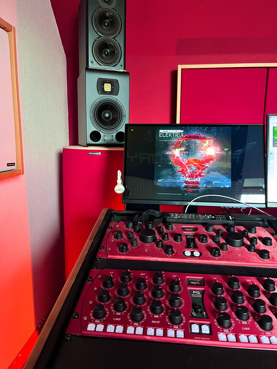 acsysound's tweet photo. Just placed my new @HOFA_GmbH bass traps v2 😍 #mastering https://t.co/oOZHBRrJpQ