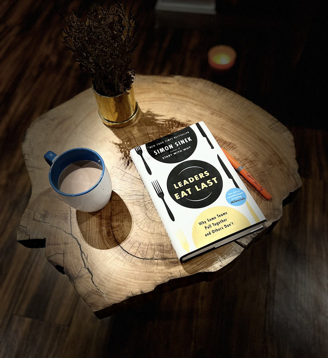 jephtah_uche's tweet photo. Creating a thread of the books I read this year. Hoping to go at least 10/12
#JanuaryRead - Leaders Eat Last by @simonsinek
Excerpt: To your team, how much you care matters so much more than how much you know.
Recommend 10/10 https://t.co/wLR4edcWR3