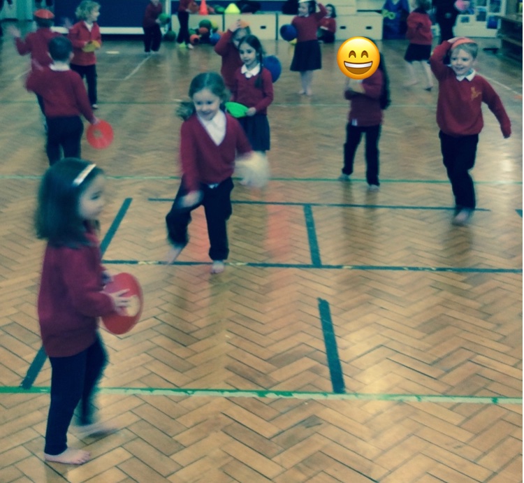 mr_robinson10's tweet photo. It was TRY time with our reception classes @yorkrlfcfound 🙌🏻🏉 
The children focused on carry the ball with control while changing speed and direction to score points. @HaxbyRoad https://t.co/dHI9PiqzfO
