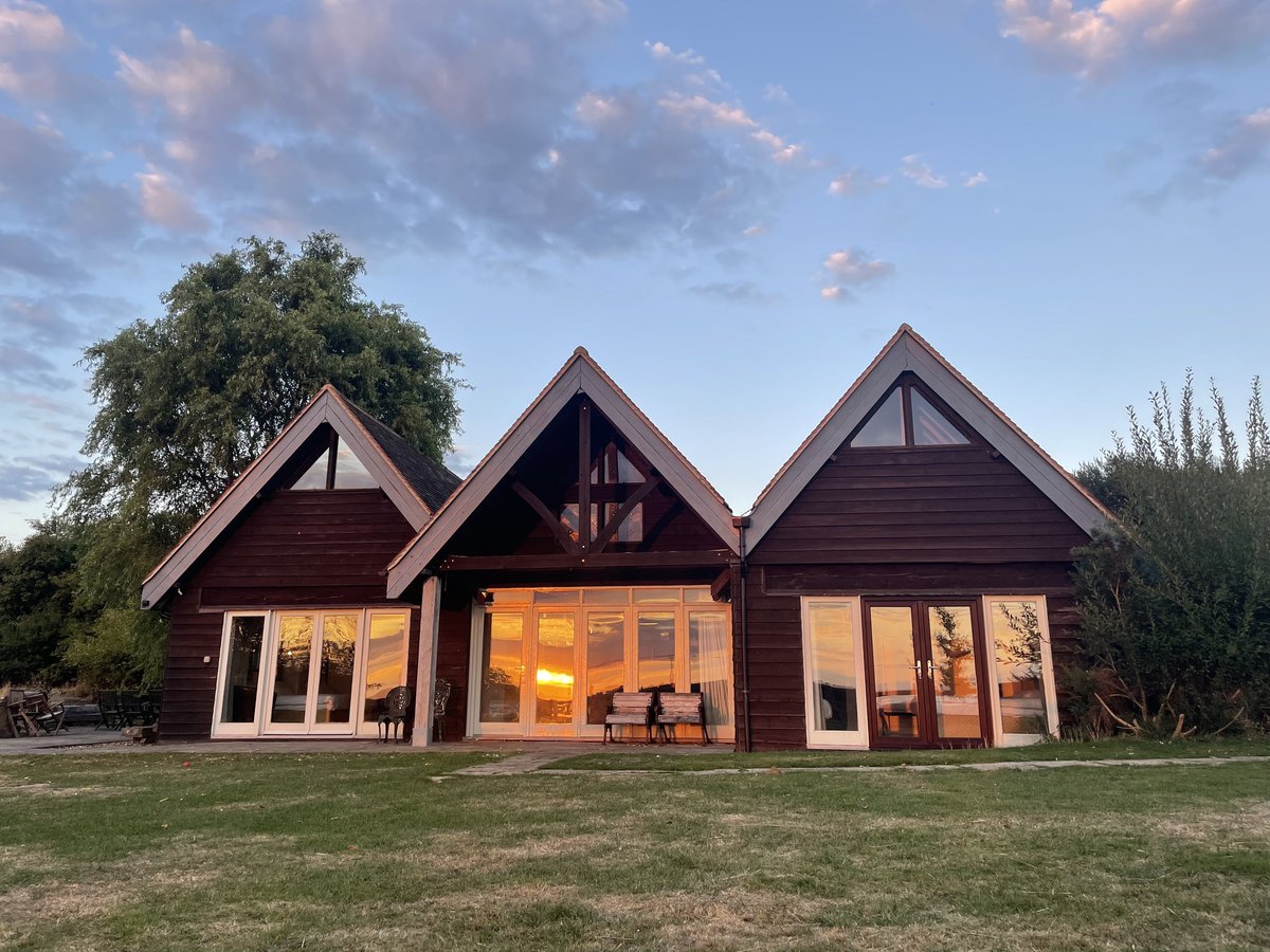 TheHolidayCots's tweet photo. SEt in the South Downs National Park, House on the Brooks, Hardham, West Sussex provides a variety of accommodation perfect for a well-deserved getaway. 
🛏 Sleeps 1-18
https://t.co/EIrFIdZKPV
#Holiday #Family #Explore #SouthDownsNationalPark #Rural #Explore #Hardham #WestSussex https://t.co/9CFY6XLUTo