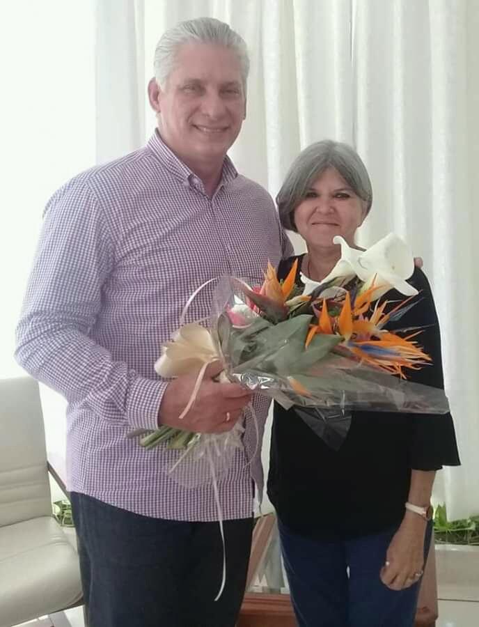 Con inmensa tristeza hemos conocido del fallecimiento de nuestra amiga Teresa Melo, una mujer intachable, poeta querida por su Santiago y por #Cuba, esa Isla que tanto amó y defendió. Llegue el abrazo mío y de Lis a su hija, a toda su familia y amigos.