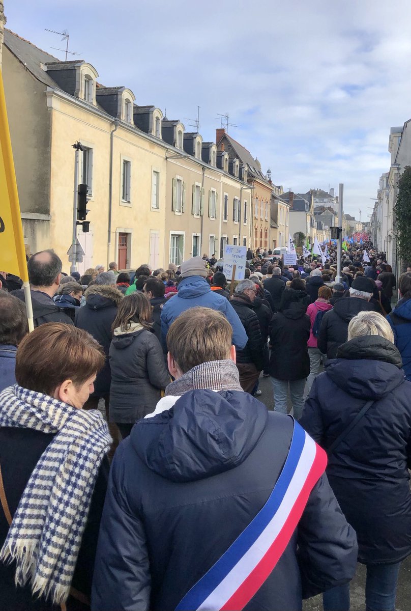 GPoirier53's tweet image. Nouvelle manifestation massive ⁦@Laval_la_Ville⁩. La rue Crossardiere déborde: les premiers déjà avenue Robert-Buron, les derniers toujours au square Boston. Les élus de Laval présents avec le maire ⁦@FBercault⁩