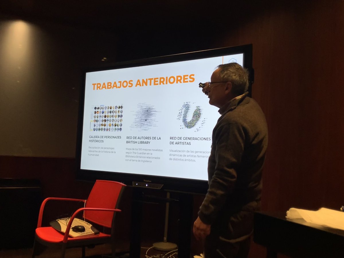 Parte del equipo de netCoin/ #ProyectoANDAR estamos en la Biblioteca del @MuseoReinaSofia presentando un avance del proyecto de visualización interactiva de mujeres presentes en el catálogo de la biblioteca del museo en el que estamos trabajando 👩‍🎨🎨