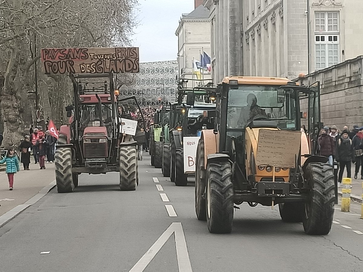 La confédération paysanne en force à #Nantes 
#manifestation31janvier #manif31Janvier  #greve31janvier #NonALaReformeDesRetraites #GreveGenerale31janvier