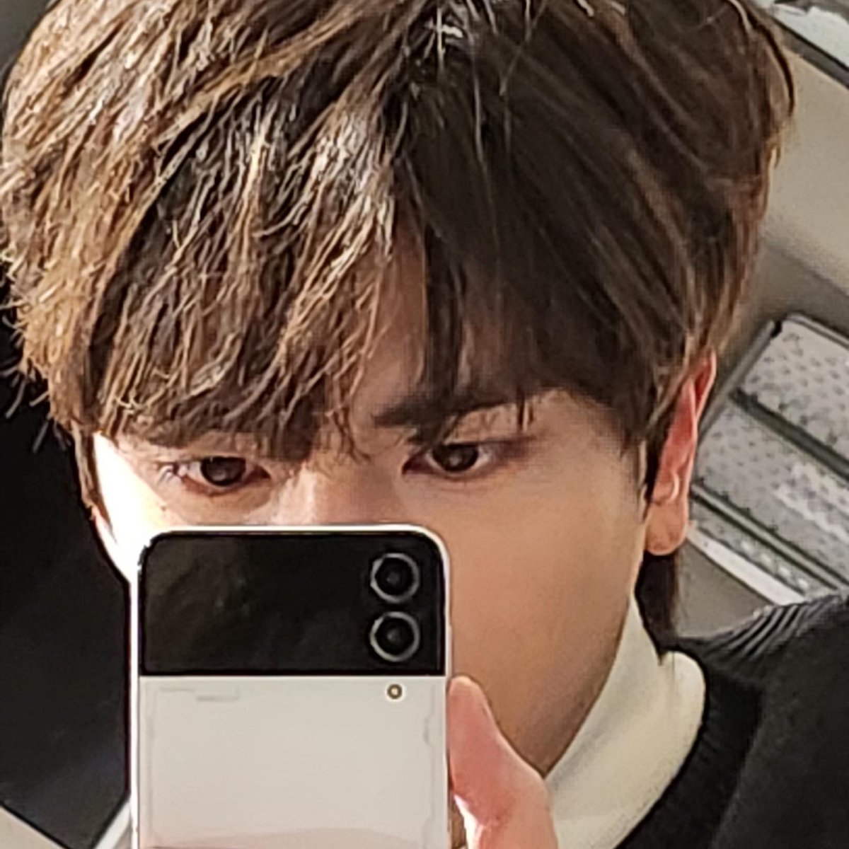 Hello, The B. Let me present to you some mirror selfies of me. I take a picture in the mirror and pinch my cheek, but only part of my face is visible in the camera. After that, boo! I showed my face with a serious expression.