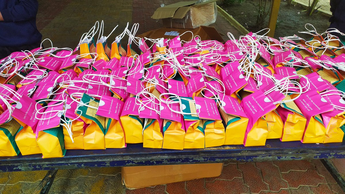 SonalRochani's tweet image. Thank you @IndiGo6E Surat for donating 1250+ packs of dry fruits, fresh juice to our Ashram school kids. This not only brought smile on their faces but also helped in the nutritional need. 
@ShaktiforIndia #TribalDevelopment 
#ruraldevelopment 
#ashramschools 
#drsonalrochani