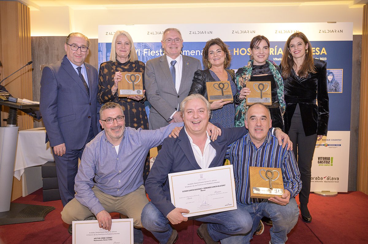 Los premiados y premiadas de anoche en la Fiesta Homenaje a la Hostelería Alavesa. @Basquetour_eus @Araba @vitoriagasteiz @metxebarria_vg @estrellagalicia @CafeLaBrasilena @Bacalao_Giraldo @artevinoFW