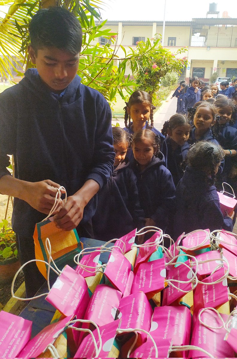 SonalRochani's tweet image. Thank you @IndiGo6E Surat for donating 1250+ packs of dry fruits, fresh juice to our Ashram school kids. This not only brought smile on their faces but also helped in the nutritional need. 
@ShaktiforIndia #TribalDevelopment 
#ruraldevelopment 
#ashramschools 
#drsonalrochani