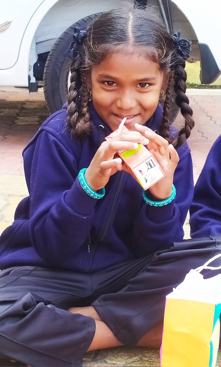 SonalRochani's tweet image. Thank you @IndiGo6E Surat for donating 1250+ packs of dry fruits, fresh juice to our Ashram school kids. This not only brought smile on their faces but also helped in the nutritional need. 
@ShaktiforIndia #TribalDevelopment 
#ruraldevelopment 
#ashramschools 
#drsonalrochani