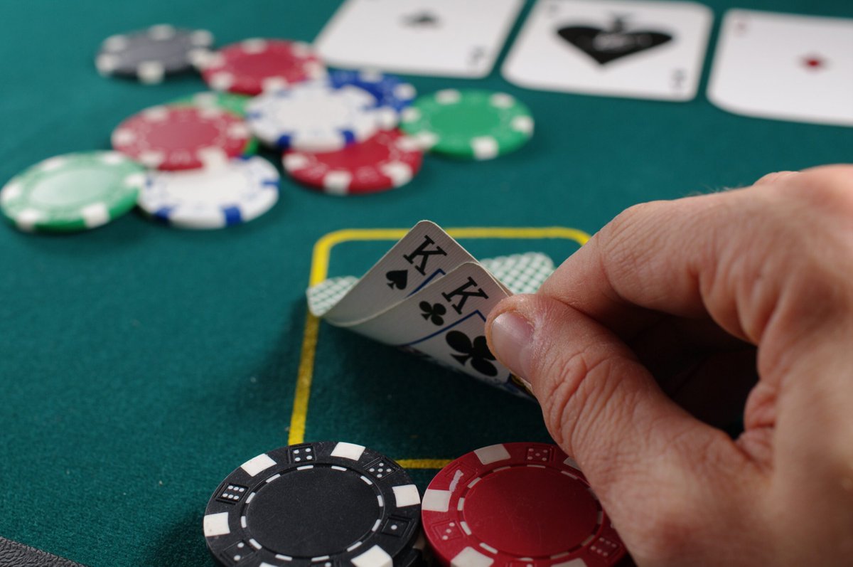 Het pokerspel is leuk, maar nog leuker als je wint. Poker jij online als hobby of ben je een pro? Een poker mindset is onmisbaar. Lees de Top-10 mentale poker tips van NLsportpsycholoog:  nlsportpsycholoog.nl/blog/poker-min…

 #pokeronline  #pokermindset #boostyourbatteries #indboxing