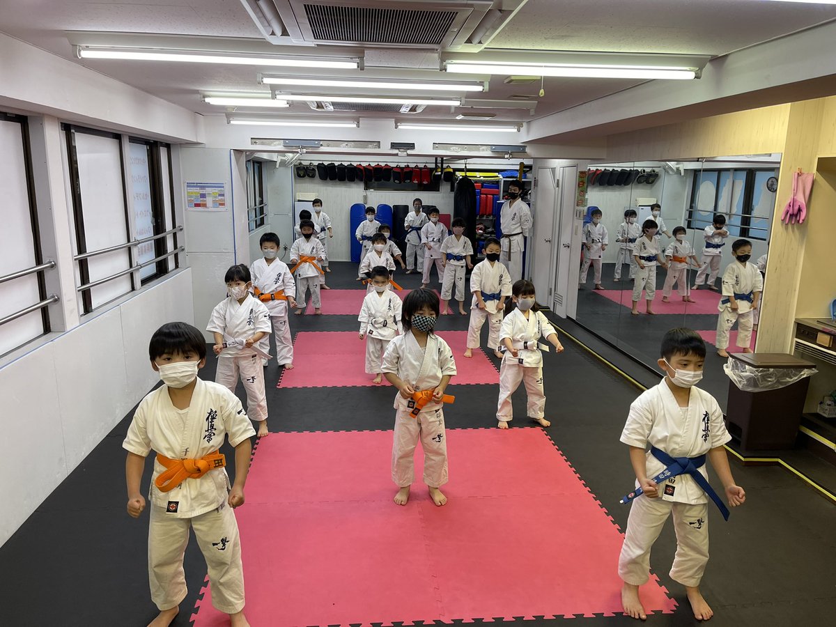tokyojohoku1995's tweet photo. 火曜日の富士見台道場少年カラテクラス！
みんなで楽しく稽古頑張りました。

東京城北支部富士見台道場
練馬区貫井3-5-6ドンズビル3F
(TEL)0339269983
月～土PM16:00～
(日祝は休館)
(HP)https://t.co/7avl680YM1 https://t.co/Euklq1VHXe