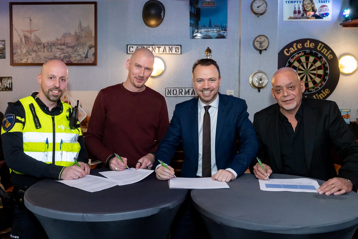 gemKampen's tweet photo. Op 30 januari 2023 hebben Koninklijke Horeca Nederland @KHN , Stichting Horeca Kampen, lokale horecaondernemers uit de binnenstad, politie en gemeente @Sanderderouwe  het horecaconvenant 2023-2025 ondertekend. #veiliguitgaan https://t.co/ByPbLzczqm