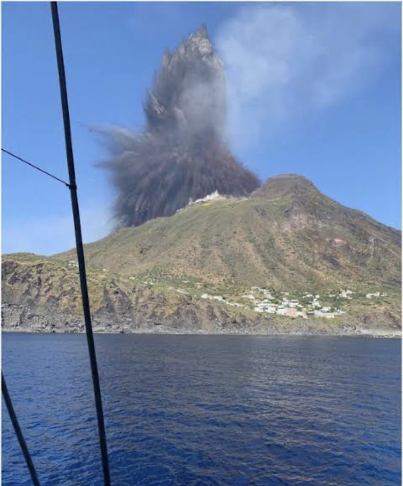 Want to know more about large explosive #eruptions at #Stromboli? Have a look at our preprint: researchsquare.com/article/rs-248… @unige_en @INGVvulcani @sandro_aiuppa @volcpm @MAGEvolcano photo: Saloua Rinauro