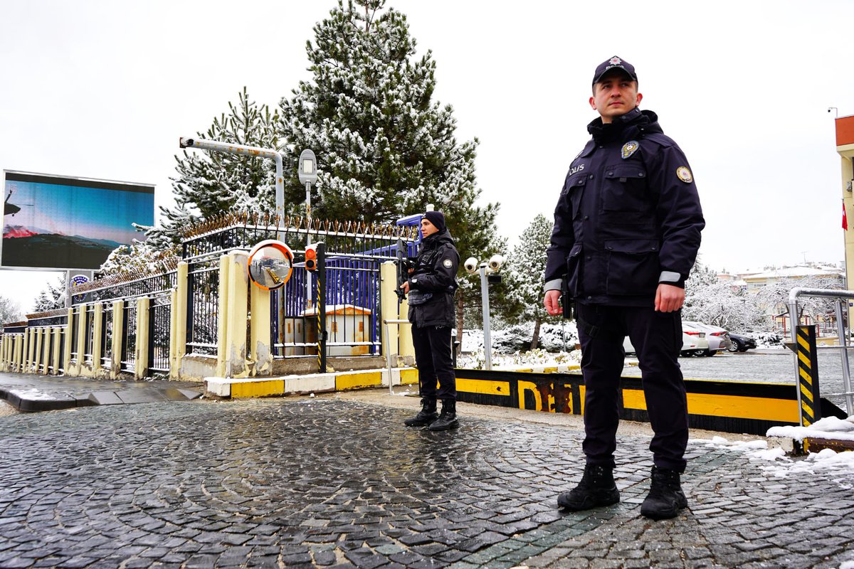 EmniyetGM's tweet photo. Nöbetimize bu defa yılın ilk kar yağışı eşlik etti

#AnKARa

👮👮‍♀️🌨❄️

📍Emniyet Genel Müdürlüğü https://t.co/JHMsQown1N