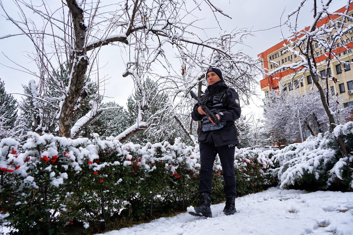 EmniyetGM's tweet photo. Nöbetimize bu defa yılın ilk kar yağışı eşlik etti

#AnKARa

👮👮‍♀️🌨❄️

📍Emniyet Genel Müdürlüğü https://t.co/JHMsQown1N